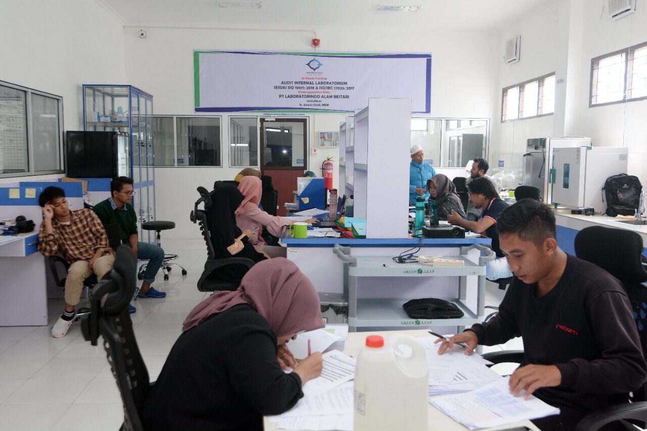 Foto berita - Personil PT LAB Mengikuti Kegiatan Trainning Keselamatan dan Kesehatan Kerja (K3) Laboratorium - PT Laboratorindo Alam Bestari